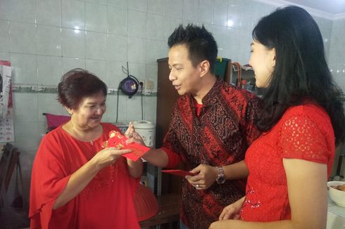 Rayakan Imlek, Delon Thamrin Beri Ibunya Angpau Isi Emas Batangan
