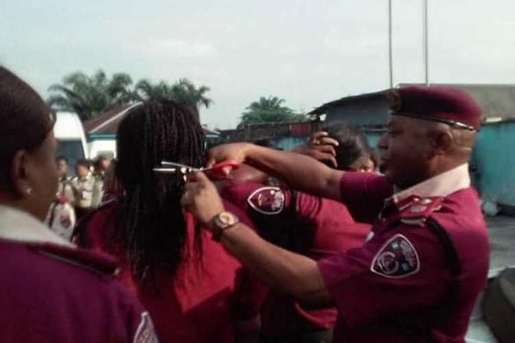 Andrew Kumapayi, komandan FRSC Port Harcourt, Nigeria, memangkas rambut staf perempuannya yang dianggap terlalu panjang.