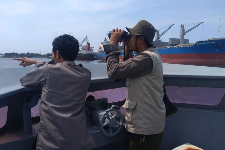 Tim gabungan melakukan patroli untuk memantau keberadaan buaya di perairan Cilacap, Jawa Tengah, Selasa (14/5/2019)