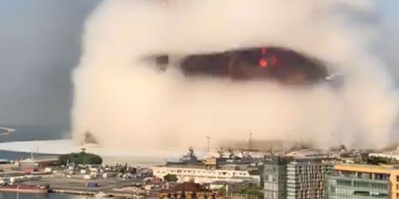 Tangkapan rekaman video memperlihatkan jamur raksasa terbentuk dalam ledakan yang terjadi di Beirut, Lebanon, pada 4 Agustus 2020. Setidaknya 73 orang tewas dalam insiden tersebut dengan ribuan lainnya terluka.