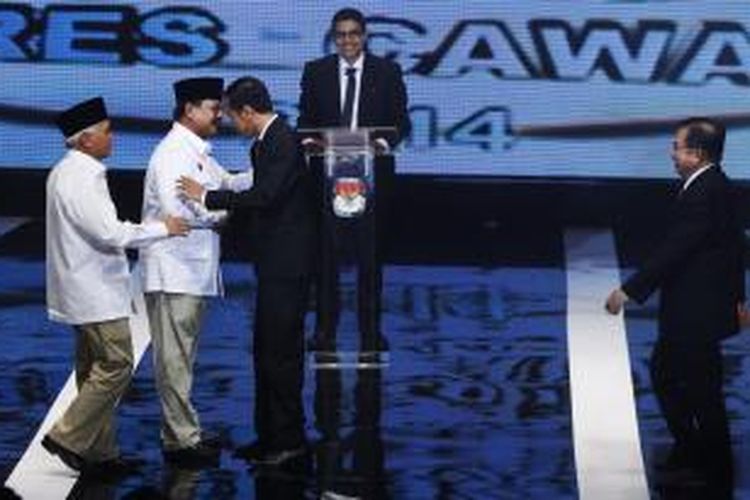 Pasangan calon presiden dan calon wakil presiden dari kubu koalisi Partai Gerakan Indonesia Raya, Prabowo Subianto - Hatta Rajasa dan pasangan calon presiden dan calon wakil presiden dari kubu koalisi Partai Demokrasi Indonesia Perjuangan, Joko Widodo - Jusuf Kalla bersalaman saat Debat Capres - Cawapres bertema Pembangunan Ekonomi, Pemerintahan Bersih dan Kepastian Hukum di Balai Serbini, Jakarta, Senin (9/6/2014) malam. Pemilu Presiden 2014 akan berlangsung 9 Juli 2014 mendatang. KOMPAS IMAGES/KRISTIANTO PURNOMO