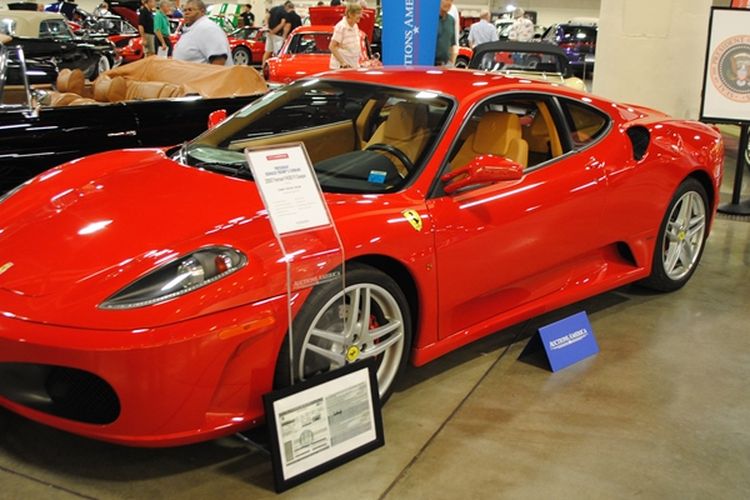 Mobil berwarna merah ini pernah dimiliki Presiden AS Donald Trump terjual dalam sebuah lelang.