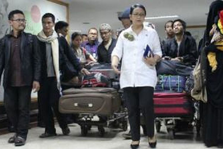Menteri Luar Negeri Retno Marsudi, yang menjemput langsung rombongan WNI di bandara, mengatakan, masih ada sekitar 3 ribu orang warga Indonesia yang berada di Yaman. 