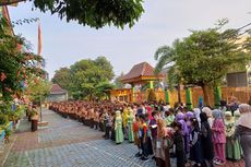 Hari Pertama Masuk Sekolah, Puluhan Emak-emak Antar Anaknya ke SDN Jagakarsa 06