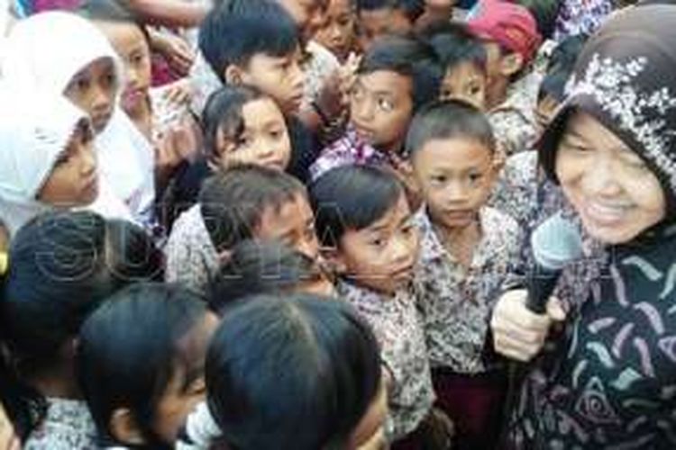 Wali Kota Surabaya Tri Rismaharini mengunjungi bersama siswa-siswi SD Negeri Sumber Rejo II Surabaya, Jawa Timur, Kamis (11/8/2016) pagi.