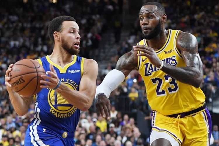 Stephen Curry dan LeBron James berduel pada laga pramusim NBA antara LA Lakers dan Golden State Warriors, 12 Oktober 2018. 