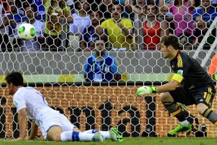 Bek Italia, Christian Maggio (kiri), berusaha mencetak gol ke gawang Spanyol yang dikawal Iker Casillas pada semifinal Piala Konfederasi, Kamis (27/6/2013). Italia gagal melangkah ke final karena kalah 6-7 lewat drama adu penalti, setelah bermain imbang 0-0 selama 120 menit.