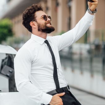 Ilustrasi flexing. Pengertian flexing dan faktor penyebabnya.