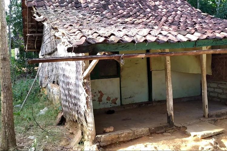 Rumah Amur sudah tidak ditempati karena kawatir ambruk. Gentengnya sudah banyak berjatuhan, dindingnya bolong-bolong dan kayu-kayunya sudah banyak yang lapuk.