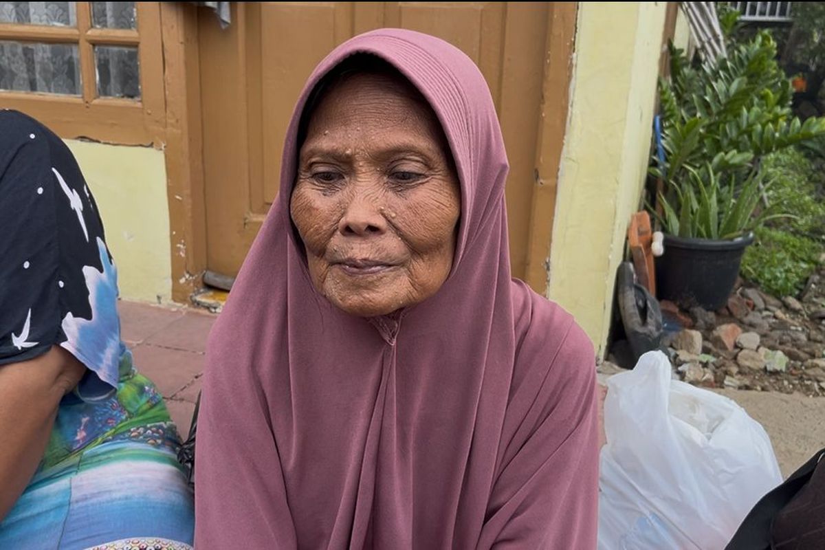 NENEK HERMIN KORBAN BANJIR - Hermin (68), warga RW 07, Pejaten Timur, Pasar Minggu, Jakarta Selatan.