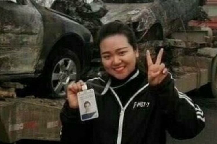 Akibat berpose di depan mobil korban kecelakaan, seorang jurnalis radio di China dipecat.