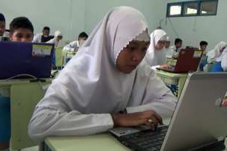 Para siswa SMP Muhammadiyah 12 GKB, Gresik, saat mengerjakan Unas dengan laptop miliknya, Senin (9/5/2016).