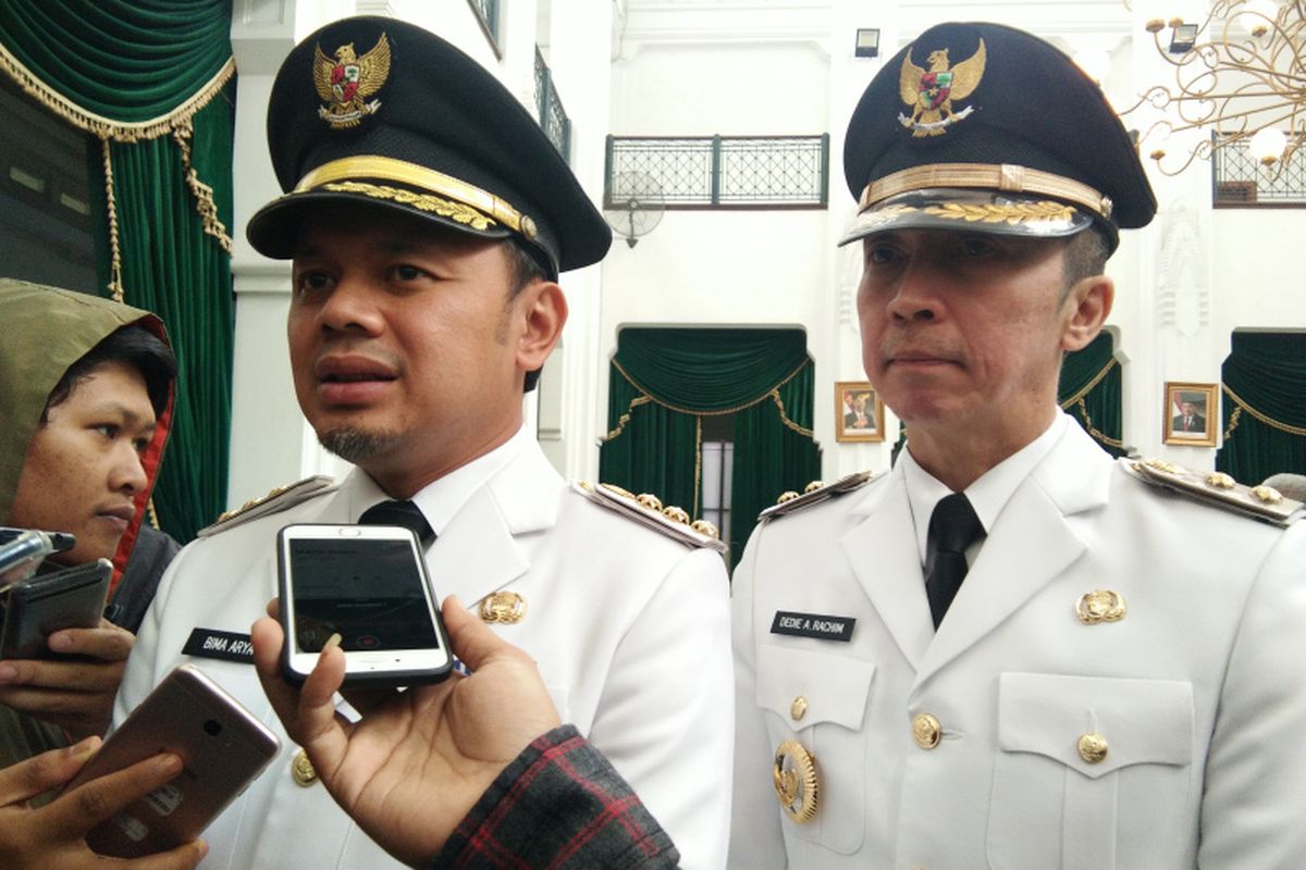 Wali Kota Bogor Bima Arya dan wakilnya Dedie Rachim saat ditemui wartawan usai pelantikan di Gedung Sate, Jalan Diponegoro, Sabtu (20/4/2019).