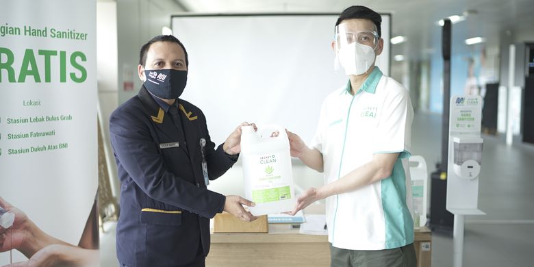 Bekerjasama dengan PT MRT Jakarta Secret Clean melakukan aktivitas pembagian 5000 hand sanitizer.