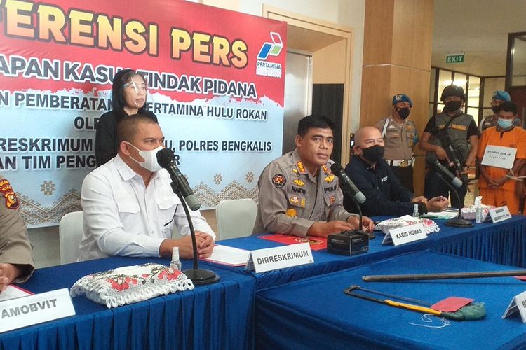 Polda Riau merilis penangkapan tiga pelaku pencurian besi dan kabel di arel PHR di Provinsi Riau, Rabu (13/4/2022).