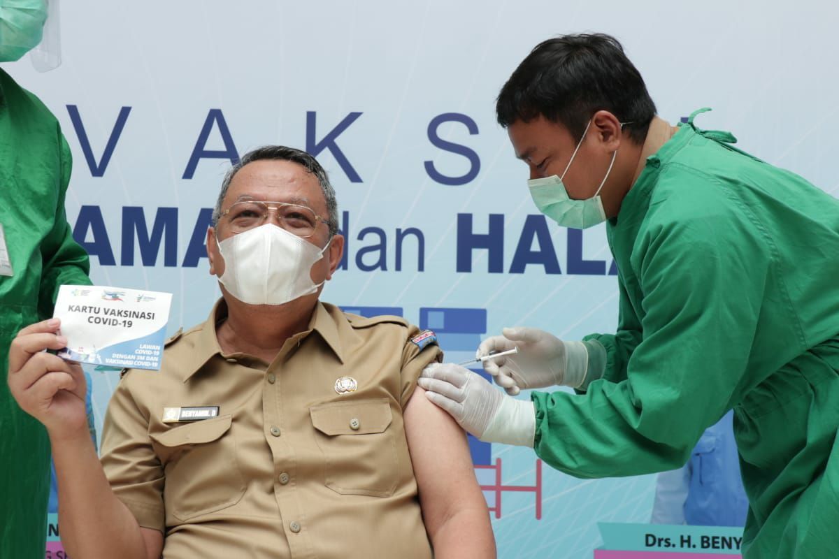 Wakil Wali Kota Tangerang Selatan Benyamin Davnie menjalani vaksinasi Covid-19 di Gedung Balai Kota Tangerang Selatan, Selasa (2/3/2021)