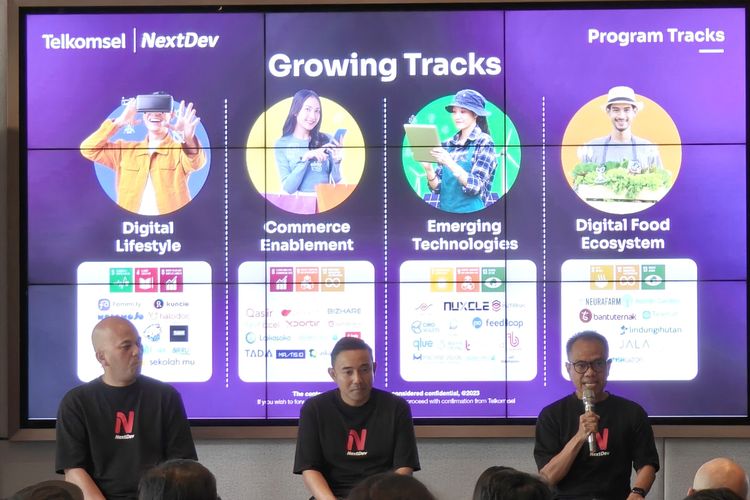 Manager Corporate Social Responsibility (CSR) Education dan Public Community Development Telkomsel, Hadi Sucipto (paling kanan) dalam peluncuran NextDev ke-9 di Urban Forest, Jakarta Selatan, Selasa (7/11/2023).