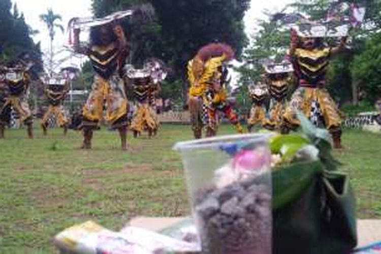  Tari Badongan menyambut pasangan calon walikota dan wakil walikota Salatiga Agus Rudianto - Dance Ishak Palit yang diusung PDI-P dan PKB, Jumat (23/9/2016) siang yang mendaftar ke KPU Salatiga sebagai peserta Pilkada serentak 2017. 