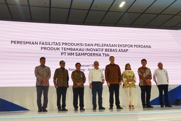 PT HM Sampoerna Tbk (HMSP) meresmikan fasilitas produksi produk tembakau inovatif bebas asap di Karawang, Jawa Barat, Kamis (12/1/2023).