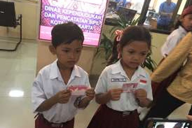 Anak-anak menerima Kartu Identitas Anak di Kota Solo, Kamis (29/12/2016).