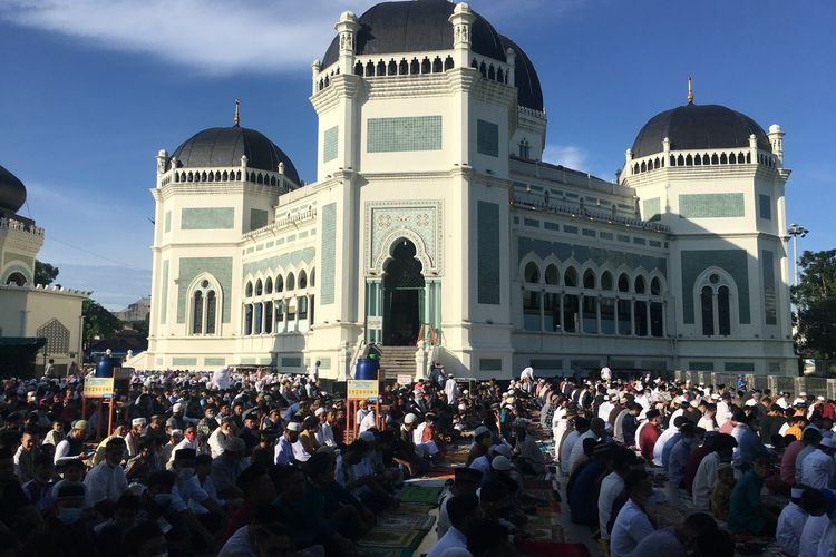 Ribuan umat Islam memadati Masjid Raya Al-Mashun di Medan, Sumatera Utara untuk melaksanakan shalat Idul Fitri 1442 Hijriah, Kamis (13/5/2021). (KOMPAS.com/DANIEL PEKUWALI)