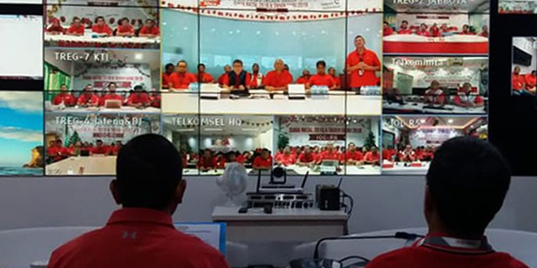 Operasional posko secara resmi dimulai dengan pengecekan kesiapan jaringan dan infrastruktur TelkomGroup secara serentak di seluruh Indonesia melalui video conference yang dipimpin langsung oleh Direktur Network & IT Solution Telkom Zulhelfi Abidin dari Posko Nasional yang berlokasi di The Telkom Hub, Jakarta, Jumat (21/12).