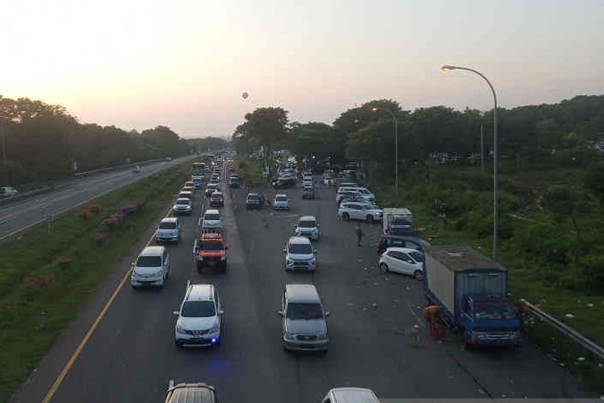 Sejumlah kendaraan pemudik tampak parkir di bahu jalan di Tol Palimanan-Kanci Cirebon, Jawa Barat, Jumat (6/5/2022). 