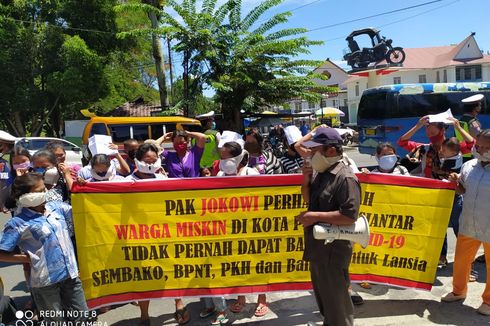 Tuntut Bansos Covid-19, Ibu-ibu Demo Pakai Masker dari Bra