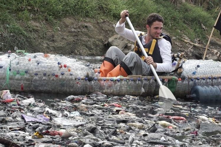 Gary Bencheghib di Sungai Citarum membersihkan sampah-sampah plastik.