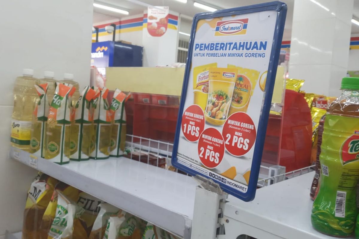 Rak minyak goreng Indomaret