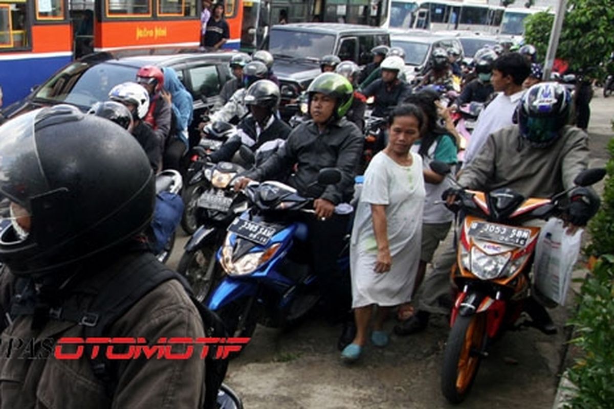 Macet, usahakan melaju di jalur yang benar. Bahan bakar akan lebih irit.