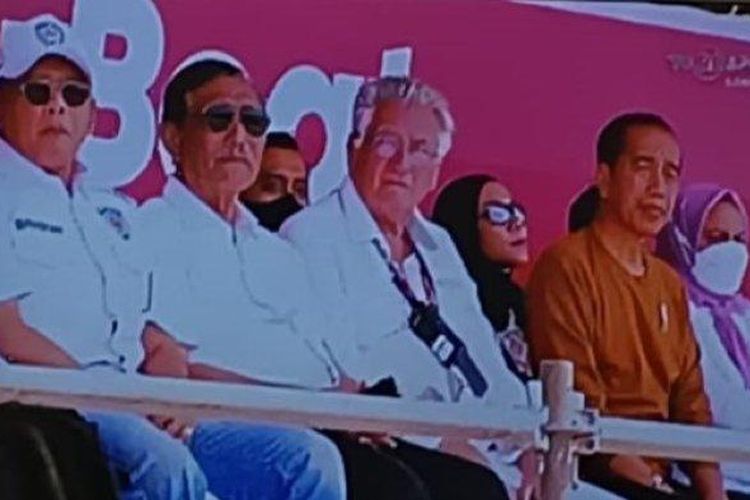 Presiden RI, Joko Widodo didampingi Menkomarves Luhut Binsar Panjaitan menyaksikan atraksi jet tempur TNI Angkatan Udara Tim Jupiter. 
