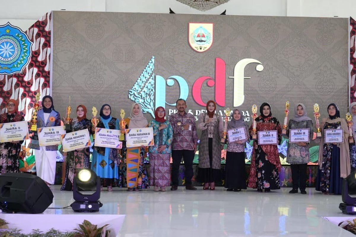 Bupati Pemalang Anom Widiyantoro berfoto bersama para pemenang Lomba Rancang Busana Batik dan Lomba Membatik dalam acara PKK dan Dekranasda (PDF) Fest 2025 di Pendopo Kabupaten Pemalang, Jawa Tengah, Rabu (15/10/2025).