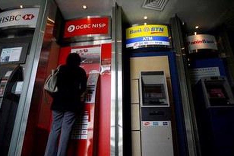 Nasabah melakukan transaksi melalui anjungan tunai mandiri (ATM) di Pusta Perbelanjaan Grand Indonesia, Jakarta Pusat, Senin (6/5/2013). Penandatanganan nota kesepahaman antara tiga operator ATM (prinsipal) yaitu PT. Artajasa Pembayaran Elektronik (ATM Bersama), PT. Rintis Sejahtera (ATM Prima), dan PT. Alto Network (ALTO) akan mempermudah nasabah perbankan untuk melakukan transfer dana ke bank mana pun melalui ATM yang mulai efektif Juli 2013.