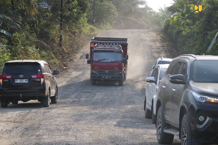 Kementerian PUPR memperbaiki sejumlah ruas jalan daerah di Kawasan Penyangga Ibu Kota Nusantara (IKN), Kalimantan Timur (Kaltim).