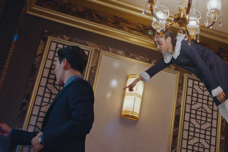 Yeo Jin Goo dalam Hotel Del Luna Episode 2.