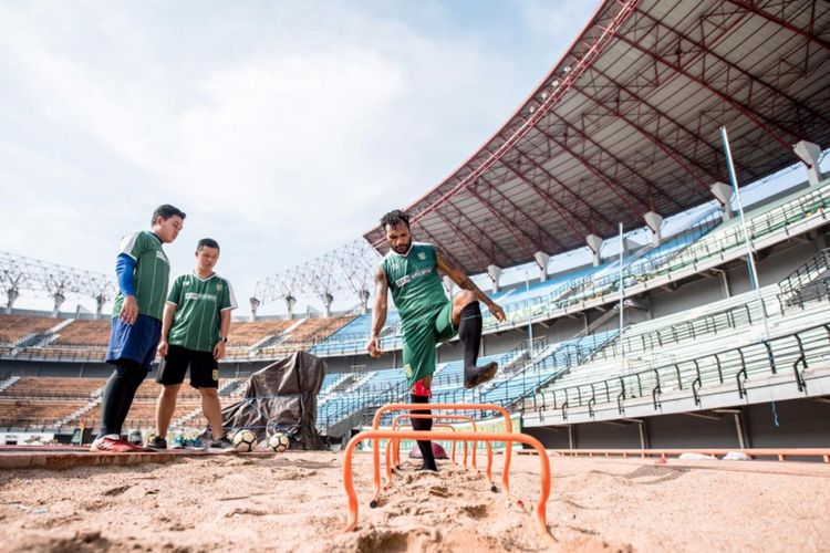 Gelandang bertahan Persebaya Surabaya, Nelson Alom mulai berlatih lagi pasca mengalami cedera di Stadion Gelora Bung Tomo, Surabaya, Kamis (8/11/2018).