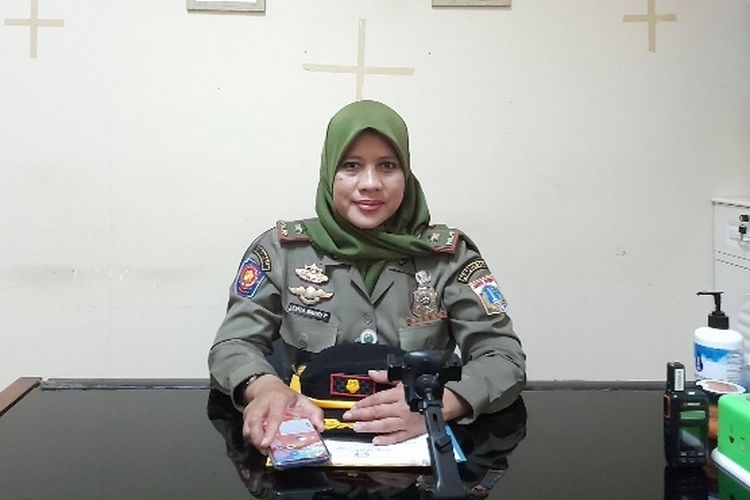 Kasatpol PP Kecamatan Tanjung Priok Evita Wahyu Pancawati saat ditemui di kantornya, Kecamatan Tanjung Priok, Jakarta Utara, Senin (18/4/2022).