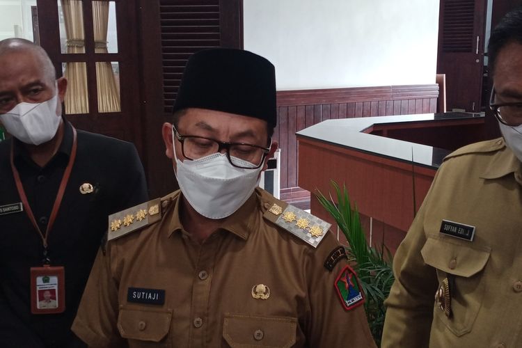 Wali Kota Malang, Sutiaji saat diwawancarai oleh awak media pada Senin (9/5/2022) di Kantor DPRD Kota Malang. 