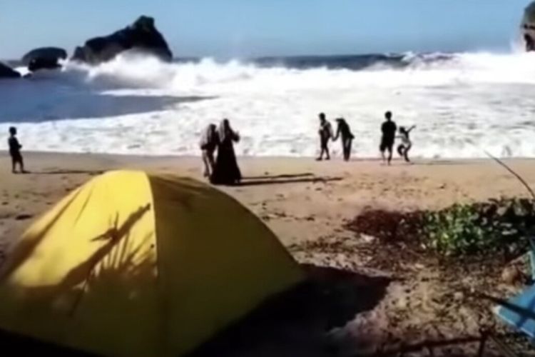 Tangkapan layar video viral wisatawan yang diduga di Pantai Jungwok, Girisubo, Gunungkidul