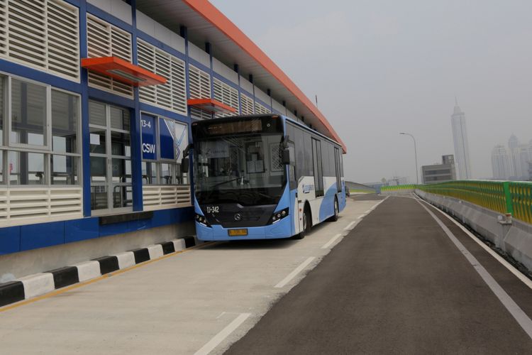 Bus transjakarta melintas di koridor 13 Cileduk - Tendean, Jakarta Selatan, Senin (14/8/2017). Layanan transjakarta koridor 13 mulai beroperasi hari ini, meskipun beberapa halte di koridor tersebut masih belum bisa difungsikan. KOMPAS IMAGES/KRISTIANTO PURNOMO