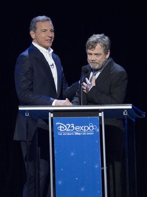 CEO The Walt Disney Company Bob Iger (kiri) dan aktor Mark Hamill dalam acara Disney Legends Awards, yang merupakan bagian dari pergelaran D23 Expo 2017 di Anaheim, California, Jumat (13/7/2017).