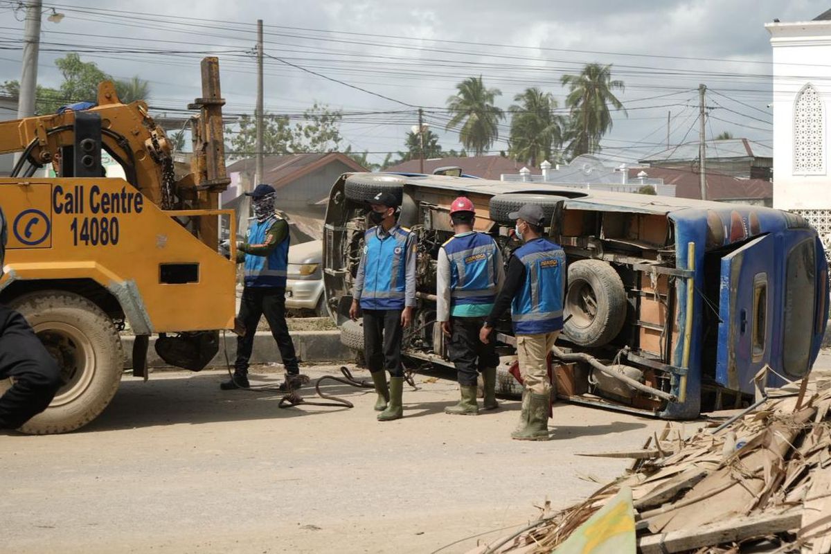 Jasa Marga Group bergerak cepat menyalurkan bantuan sembako dan logistik ke Aceh Tamiang dan Medan serta mengerahkan tim rescue dan derek untuk membantu pemulihan akses.