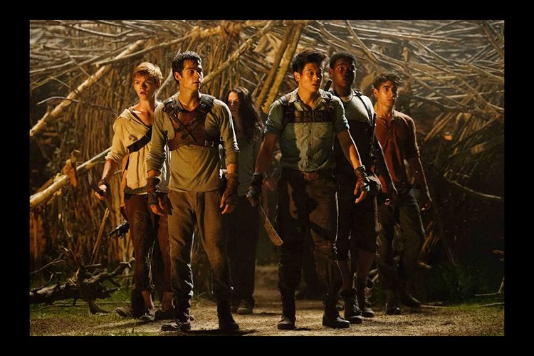 Dylan OBrien, Thomas Brodie-Sangster, Ki Hong Lee dan Aml Ameen  dalam film The Maze Runner (2014)