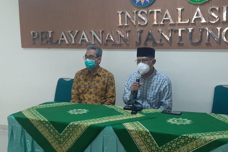 Ketua Umum Pengurus Pusat Muhammadiyah Haedar Nashir (berpeci), dan Direktur Rumah Sakit PKU Muhammadiyah, dr Ahmad Faesol, saat memberikan jumpa pers mengenai meninggalnya Buya Syafii Maarif, Jumat (27/5/2022).