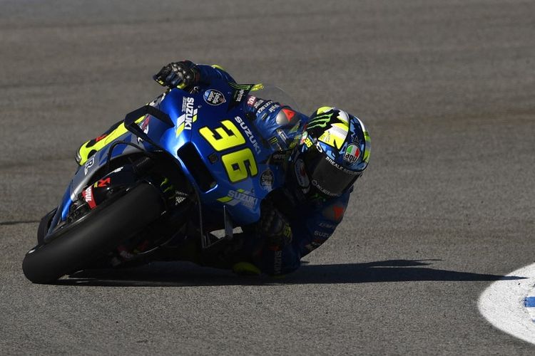 Joan Mir saat sesi latihan bebas di MotoGP Spanyol 2021. (Photo by PIERRE-PHILIPPE MARCOU / AFP)