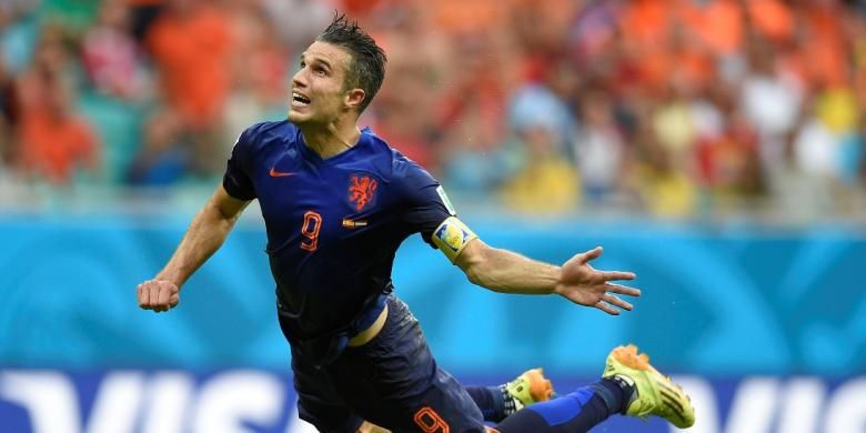 Striker Belanda, Robin van Persie, saat menyundul bola yang berujung gol ke gawang Spanyol pada pertandingan perdana Grup B Piala Dunia 2014 di Arena Fonte Nova, Salvador, Jumat atau Sabtu (14/6/2014) dini hari WIB. Belanda menang 5-1 pada laga tersebut. 
