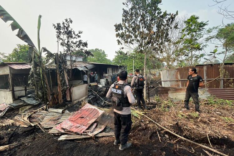 Sebuah rumah di Desa Sungai Raya Dalam, Kecamatan Sungai Raya, Kubu Raya, Kalimantan Barat (Kalbar) nyaris hangus terbakar api kebakaran hutan dan lahan. 