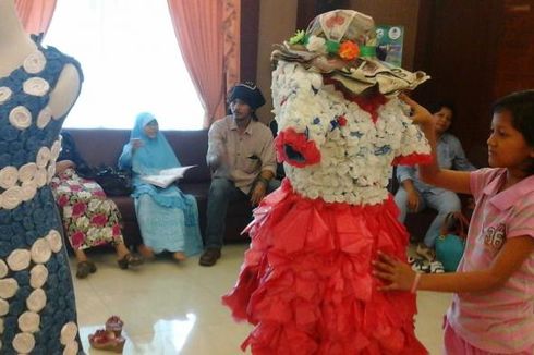 Warga Kampung Hijau Sulap Sampah Plastik Jadi Gaun Cantik
