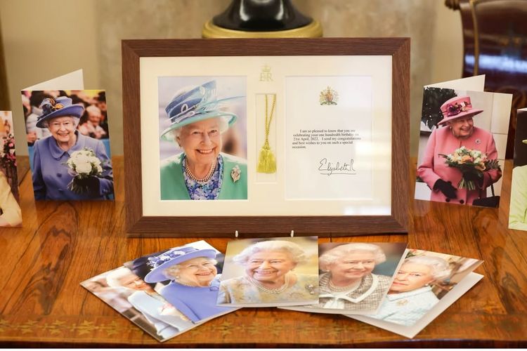 Dekorasi yang dipajang di perayaan ulang tahun ke-100 mendiang Ratu Elizabeth II